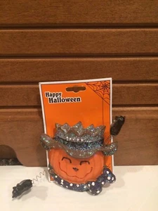 Neu Halloween Pin mit Vogelscheuche Jack o Laternenkopf mit fliegenden Fledermäusen auf Draht - Bild 1 von 1