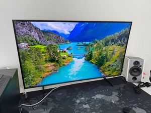 Samsung QE43Q65CAU TV - 43 inch - QLED - With Box - Picture 1 of 7