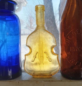 HERMOSA BOTELLA FIGURATIVA DE VIOLÍN AMARILLO DORADO HECHA EN FRANCIA 6 1/4" DE ALTO - Imagen 1 de 6