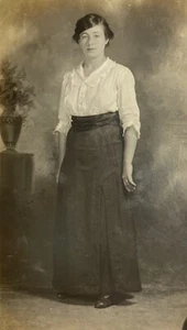 Hübsche junge Frau langer Rock RPPC Vintage Foto Bild Studio Kleid - Bild 1 von 3