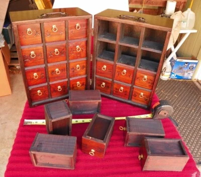 Antiguo boticario chino 24 cajones hierba, especias - armario de madera con latón Foto 1 de 4