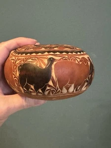 Calabaza peruana tallada a mano sonajero arte popular tallas detalladas de animales - Imagen 1 de 6