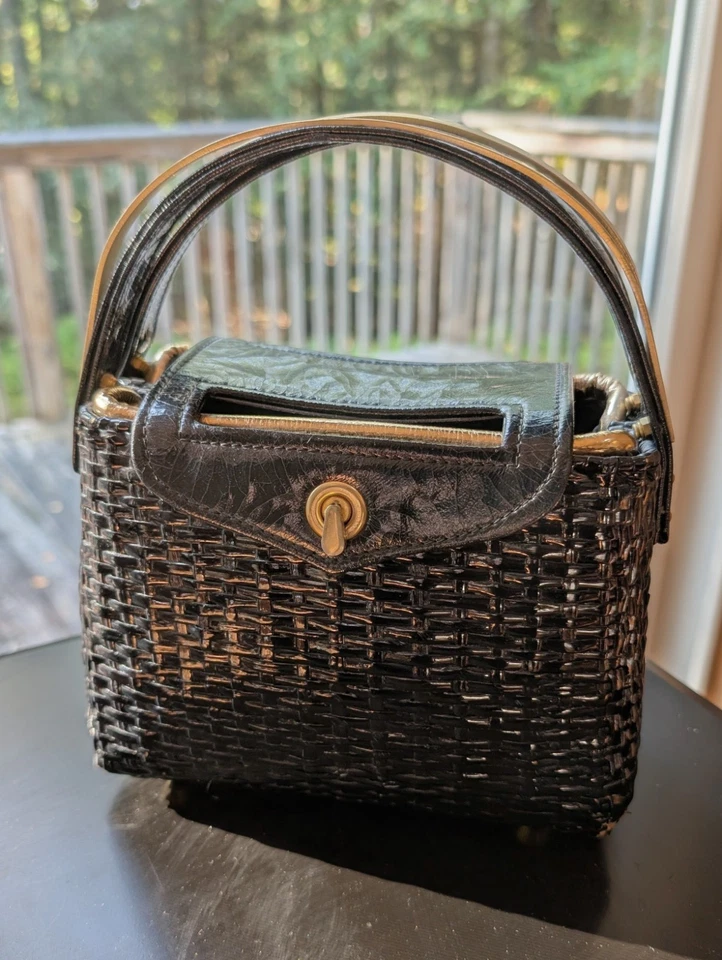 Cartera canasta de mimbre negra vintage años 60 tejido de vinilo hebilla de latón mango de cuero Foto 1 de 4