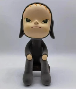 Yoshitomo Nara schlaflos nachtsitzend Figur grau Stuhl mit Box JAPAN NEU - Bild 1 von 10