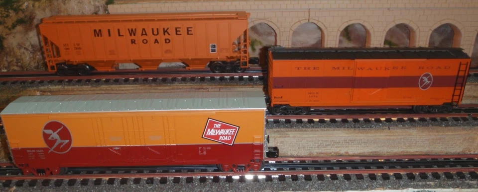 MTH K-Line  Milwaukee Road Hiawatha 3 pack with scale box cars, and hopper - Image 1 of 4