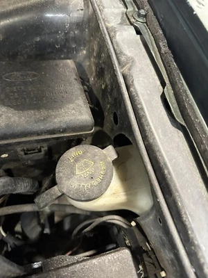 Used Washer Fluid Reservoir fits: 2001 Ford Mustang includes pump Grade A Foto 1 de 4