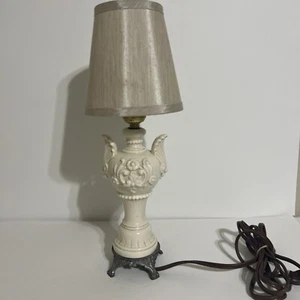 Vintage weiße Porzellan Urne italienische französische Landhausstil Tischlampe auf Sockel - Bild 1 von 11