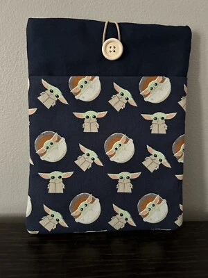 Kindle Funda Acolchada l Star Wars Mandalorian Baby Yoda l Algodón l Bolsillo Frontal Foto 1 de 3