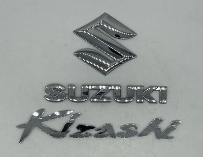 SUZUKI KIZASHI 2010-2013 CROMO TAPA TRASERA MALETERO EMBLEMA PLACA DE IDENTIFICACIÓN LOGOTIPO CONJUNTO Foto 1 de 4