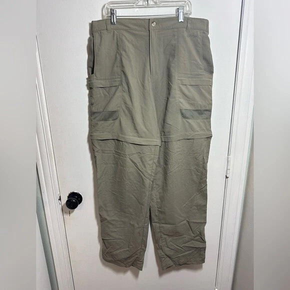 Columbia is UPF 30+ convertible hiking trail zipper shorts to pants size large - Image 1 of 4