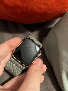 Apple Watch SE 40mm Boîtier en aluminium doré - Régulier (GPS + cellule - Photo 1 sur 3