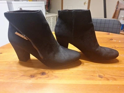 Botas de tornozelo BCBGeneration camurça preta elástica com zíper salto 8,5 M - Imagem 1 de 4