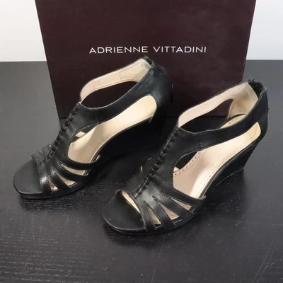Sandalias de tacón Adrienne Vittadini Lark para mujer 8M de cuero negro con tiras de cuña Foto 1 de 4