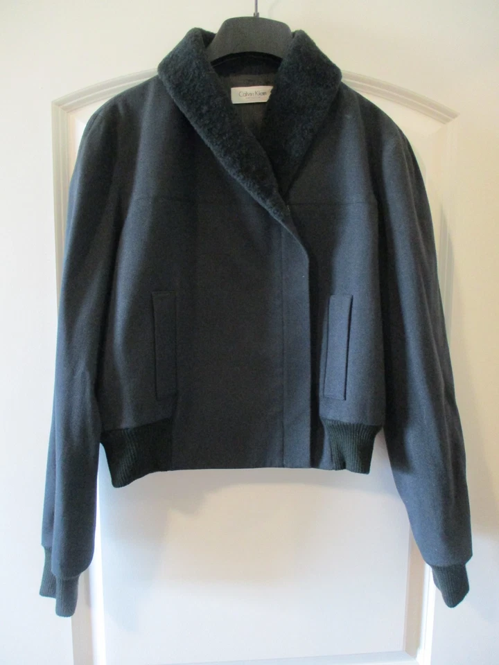 JAQUETA FEMININA VINTAGE COLEÇÃO CALVIN KLEIN GOLA DE PELE SINTÉTICA Tamanho 12-FABRICADA NA ITÁLIA - Imagem 1 de 4