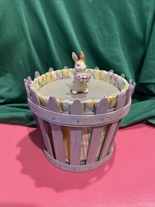 Cesta de Pascua púrpura Longaberger piquete cubo a rayas tapa delineador con conejo - Imagen 1 de 9
