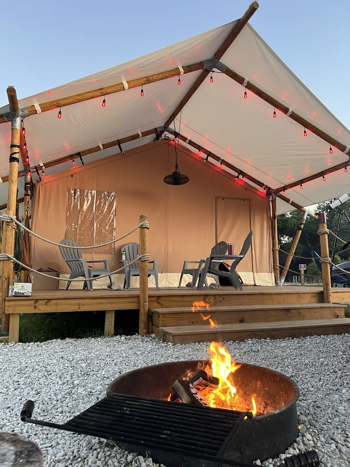 Tienda glamping grande de lujo Safari 48 16x23 con voladizo de 16x10’ Foto 1 de 4