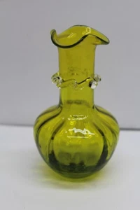 Vaso vintage in vetro soffiato a mano pellegrino verde oliva a coste con fascia alto 4-3/4" - Foto 1 di 4