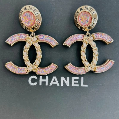 Chanel Grande Rosa Iridiscente Cuero Colgante CC A21K CGHW Pendientes Perforados Auténticos Foto 1 de 4