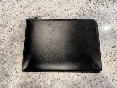 Louis Vuitton Nomad Couro de Bezerro Souple Pochette Jour PM Preto R99303 - Imagem 1 de 4