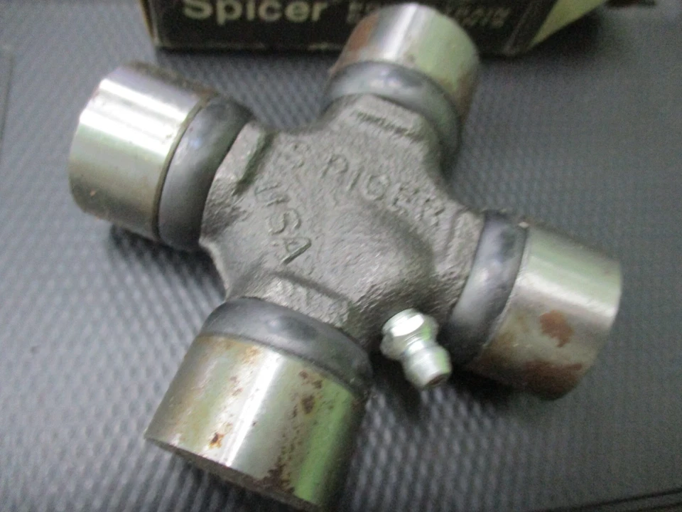 Jaguar E-Type, MKIX, XJ6, XJ12, XJS, Rover P4, P5, P6 Spicer eje de transmisión junta en U Foto 1 de 1