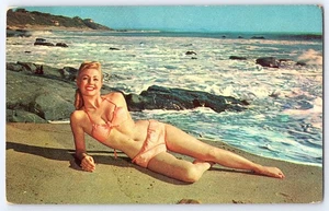 Bikini vintage de los años 50 niña en la playa postal pin-up junto al mar costa del océano P7203 - Imagen 1 de 2
