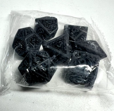 Set 7 dadi - nero stile runico Poly RPG DnD Dungeons Dragons AD&D Pathfinder d20 - Immagine 1 di 4