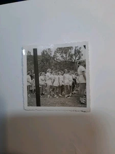 Foto instantánea vintage 1957 en blanco y negro 2 1/4" x 2 1/4" niñas Scouts campamento de verano PB48 - Imagen 1 de 2
