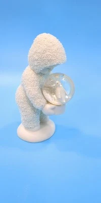 Departamento 56 Snowbabies "Un deseo para la nieve" sosteniendo pequeño globo de agua pingüino  Foto 1 de 4