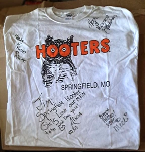 Hooters T-Shirt Springfield MO Signed by 4 Girls Adult X-Large Novelty RARE READ - Picture 1 of 9