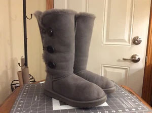 UGG Boots Bailey Button Triplet Style 1873 grau Wildleder Leder Fleece gefüttert Gr. 8 - Bild 1 von 11