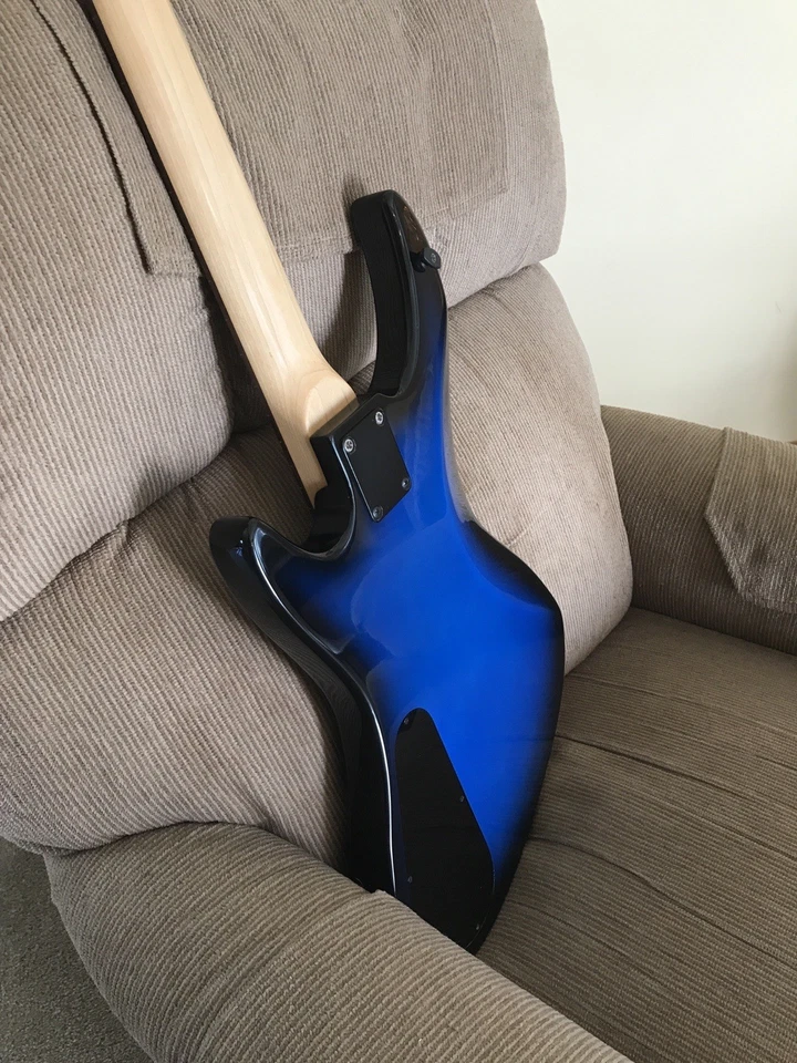 Bajo Guild Pilot 1986 con pastillas activas EMG gran sonido, hermosa ráfaga azul Foto 1 de 4