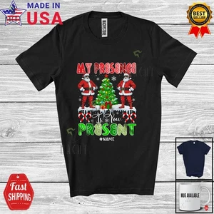 Individueller Name My Presence Is Your Present; Toller Weihnachtsbaum Weihnachtsmann T-Shirt - Bild 1 von 7