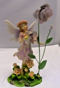 Große Resinfigur einer Fee mit einer Metallblume auf einem Stiel - Bild 1 von 6