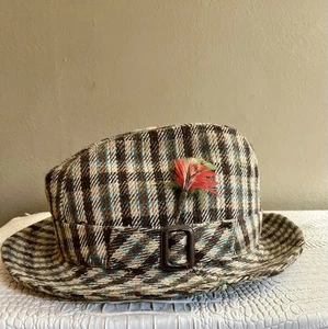 Fedora a cuadros con hebilla y pluma - Imagen 1 de 6