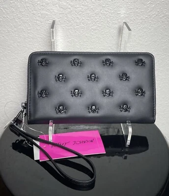 NUEVO CON ETIQUETAS BETSEY JOHNSON Cartera Larga Cremallera Alrededor Muñequera Tachonada Calavera Negra Foto 1 de 3