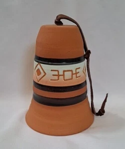 INDIANER KERAMIK ROTER TON GLOCKENSPIEL GLOCKE SIGNIERT SCHWARZER SCHWANZ HIRSCH HANDGEWORFEN - Bild 1 von 14