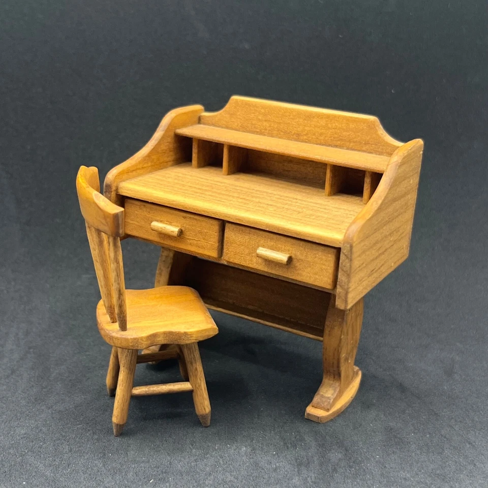Escritorio de madera miniatura para casa de muñecas 2 cajones y silla marcada JFD Foto 1 de 4