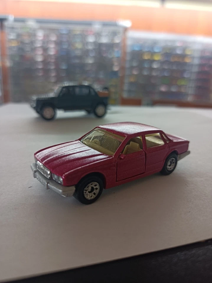 Matchbox - Jaguar XJ6  Rosso  Porte Apertura  1:64 Macao  1986 - Immagine 1 di 2