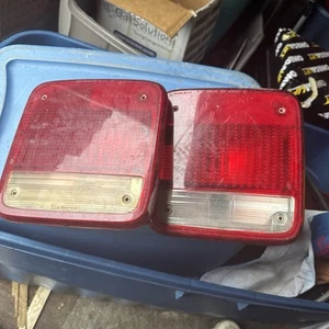 85-92 GMC CHEVY G10 G 20 VAN USED RH & LH PASSENGER SIDE TAIL LIGHT 16503230 - Picture 1 of 6