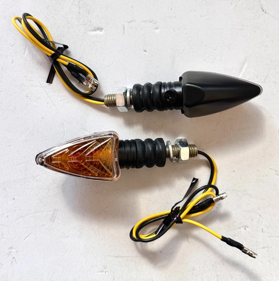 COPPIA FRECCE NERE GAMBO CORTO OMOLOGATE UNIV PER MOTO GUZZI V 50 1977 1978 Foto 1 de 1