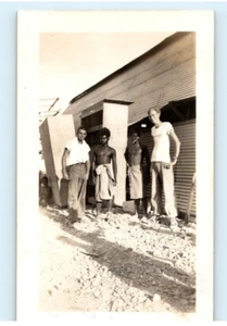Foto d'epoca 1945, soldati della Marina degli Stati Uniti in pubbliche relazioni con gente del posto, 4,5x2,5 - Foto 1 di 2