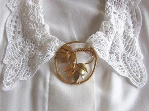 VINTAGE ESTATE GOLD TONE LEAF DESIGN DRESS/SCARF CLIP BROOCH - Picture 1 of 5