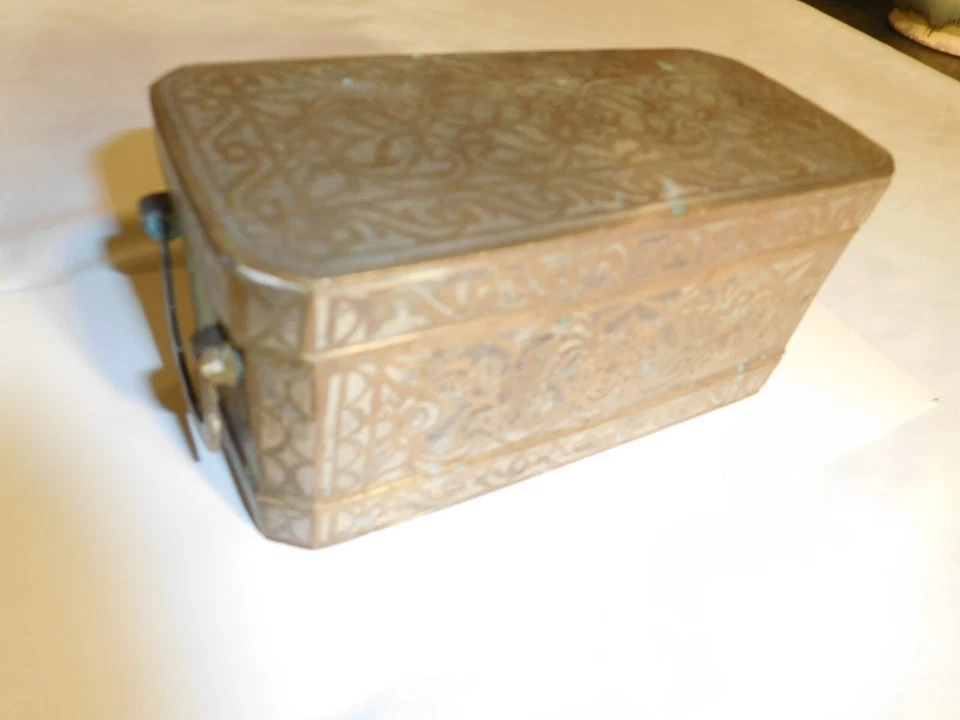 Antigua caja de tuercas de betal con incrustaciones de latón pesado con 3 compartimentos y asas Foto 1 de 4