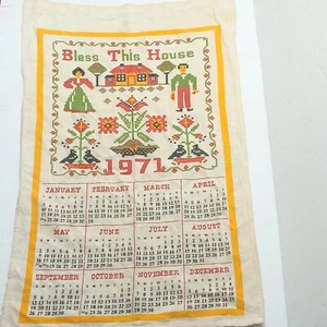De colección 1971 Calendario Toalla de Té Cocina Colgante de Pared Bendice Esta Casa Grannycore - Imagen 1 de 20