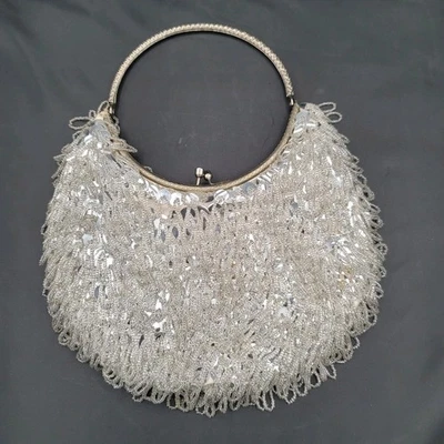 Bolso de mano plateado con cuentas con mango de metal bloqueo de beso hecho en Hong Kong Foto 1 de 4