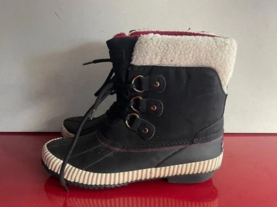 Stivali Tommy Hilfiger da uomo neri con lacci sintetici e orlo in pelliccia sintetica. UK(8)EU(42-A132 - Immagine 1 di 4