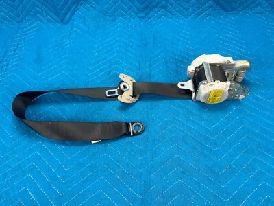 Retractor de cinturón de seguridad delantero para conductor Toyota Tundra 2014-2021 negro/gris OEM Foto 1 de 4