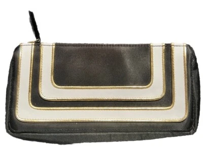 M.A.C.  Pequeña bolsa de cosméticos blanca y negra con bolsa de cepillo dorada ¡Súper linda! Foto 1 de 4