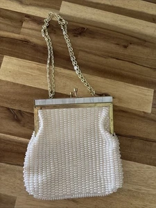 Vintage kleine weiße Perlen Clutch mit Goldkette Fine Arts Tasche Made in Hong Kong - Bild 1 von 7
