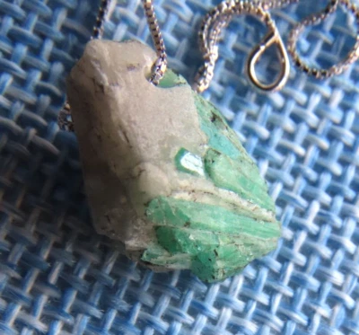 Ciondolo in argento 925 con smeraldi naturali nella matrice - Immagine 1 di 4